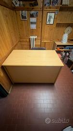 Scrivania in legno+ cassettiera