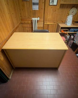 Scrivania in legno+ cassettiera