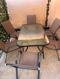 Tavolo e sedie da esterno