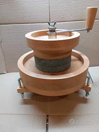 Mulino con macine in pietra nuovo