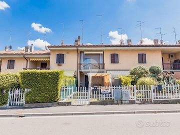 VILLA A SCHIERA CENTRALE A SONA