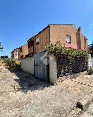 VILLA A SCHIERA A CAPOTERRA