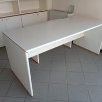 Scrivanie e mobili vari per ufficio e casa
