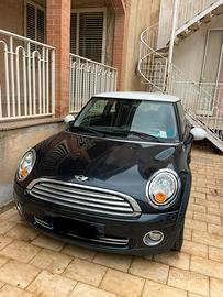 Mini cooper nera tettuccio bianco