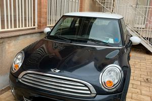 Mini cooper nera tettuccio bianco