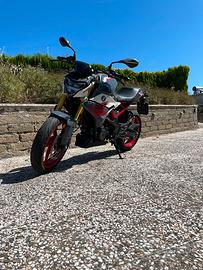 BMW G310R con accessori