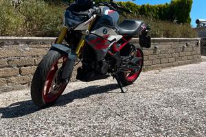 BMW G310R con accessori