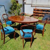 Tavolo a vela in radica di noce con 6 sedie.