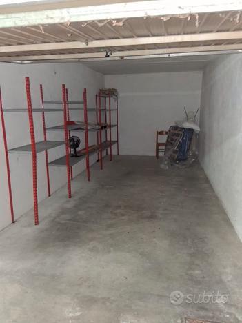 Garage in zona servita