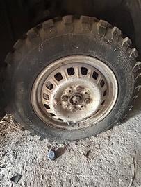 Panda cerchi con gomme mud