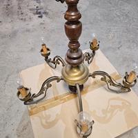 lampadario vintage in legno e ottone