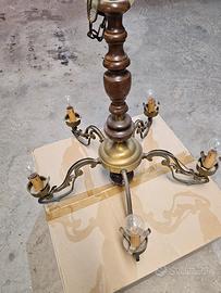 lampadario vintage in legno e ottone