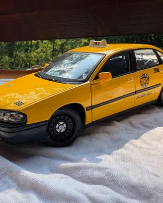 Chevrolet Impala NYC Taxi 1/18 Maisto