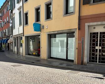 Negozio vetrinato in Via Manin