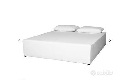 Letto con cuscini