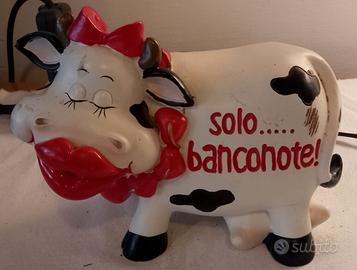 Simpatico salvadanaio a forma di mucca 