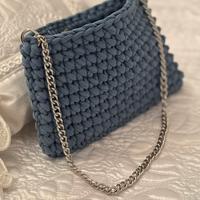 Pochette blu con catenella e chiusura magnetica