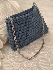 Pochette blu con catenella e chiusura magnetica