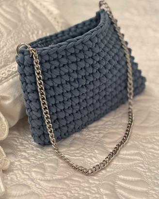 Pochette blu con catenella e chiusura magnetica