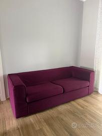 Letto in legno con comodini e divano
