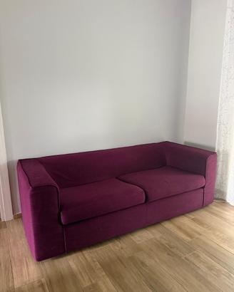 Letto in legno con comodini e divano