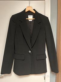 Blazer DKNY nero strutturato , avvitato ed elega