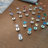 Set 24 piercing labret con gemme colorate, 1.2 mm