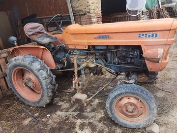 Trattore fiat 250