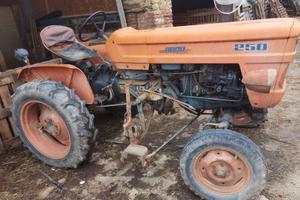 Trattore fiat 250