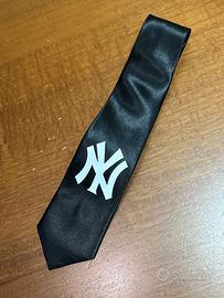 Cravatta nera Logo NY