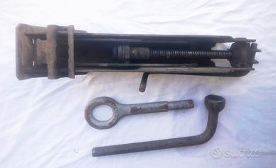 kit attrezzi:cric-gancio traino-chiave girabulloni