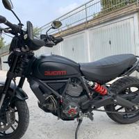 Ducati Scrambler 800 con accessori performance