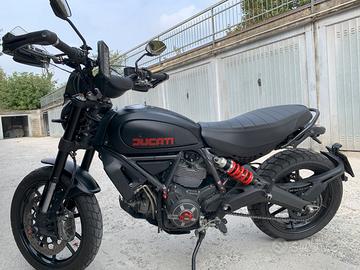 Ducati Scrambler 800 con accessori performance