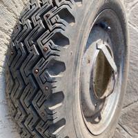 COPPIA CERCHI CON GOMME CHIODATE PER FIAT 500