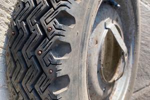 COPPIA CERCHI CON GOMME CHIODATE PER FIAT 500