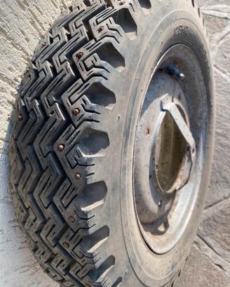 COPPIA CERCHI CON GOMME CHIODATE PER FIAT 500