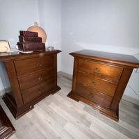 Coppia di comodini in noce