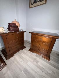 Coppia di comodini in noce