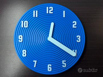 Orologio da parete blu artigianale, leggero