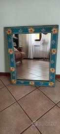 Specchio con cornice in legno decorata