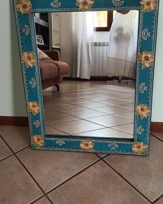Specchio con cornice in legno decorata