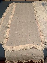 Copriletto e federa battesimo in organza ricamata