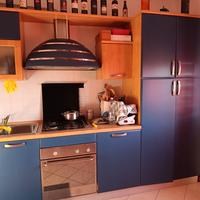Cucina con tavolo e sedie
