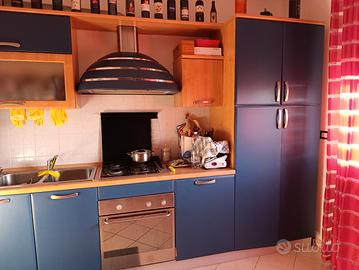 Cucina con tavolo e sedie