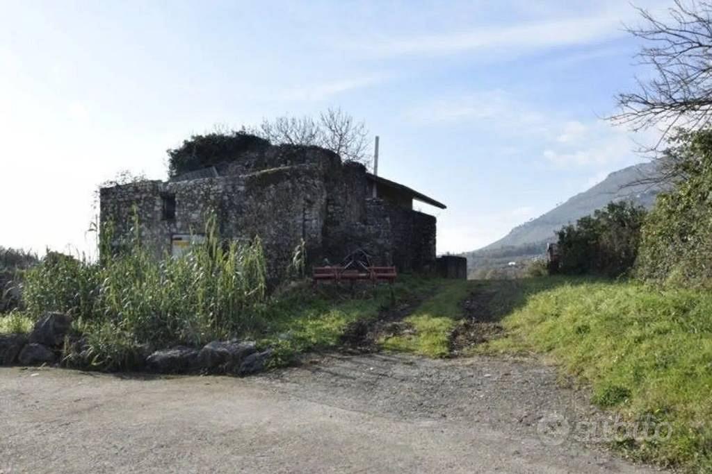 Rustico / Casale di 60 m² con 1 locale e box auto - Vista 2