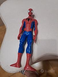 Spiderman personaggio grande