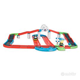 Beep-beep "città" e edificio parcheggio a 2 p