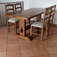 Tavolo in legno massiccio con sedie imbottite