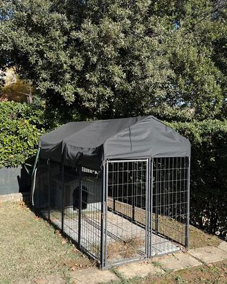 Recinto per cani da esterno con tetto