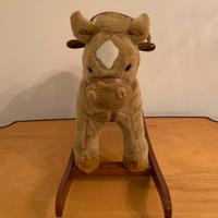 Cavallo a dondolo.